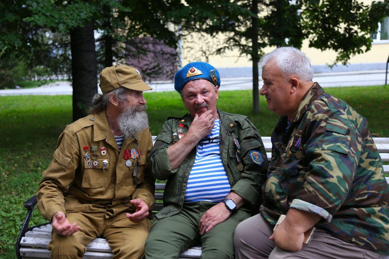 Фото Десантники в фонтанах и колонны машин. Что происходит на улицах Новосибирска в День ВДВ. ОНЛАЙН 22